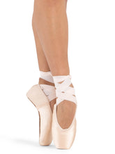 Load image into Gallery viewer, Capezio Developpe #5.5 Shank Pointe Shoe
