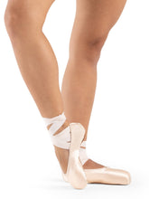 Load image into Gallery viewer, Capezio Developpe #5.5 Shank Pointe Shoe
